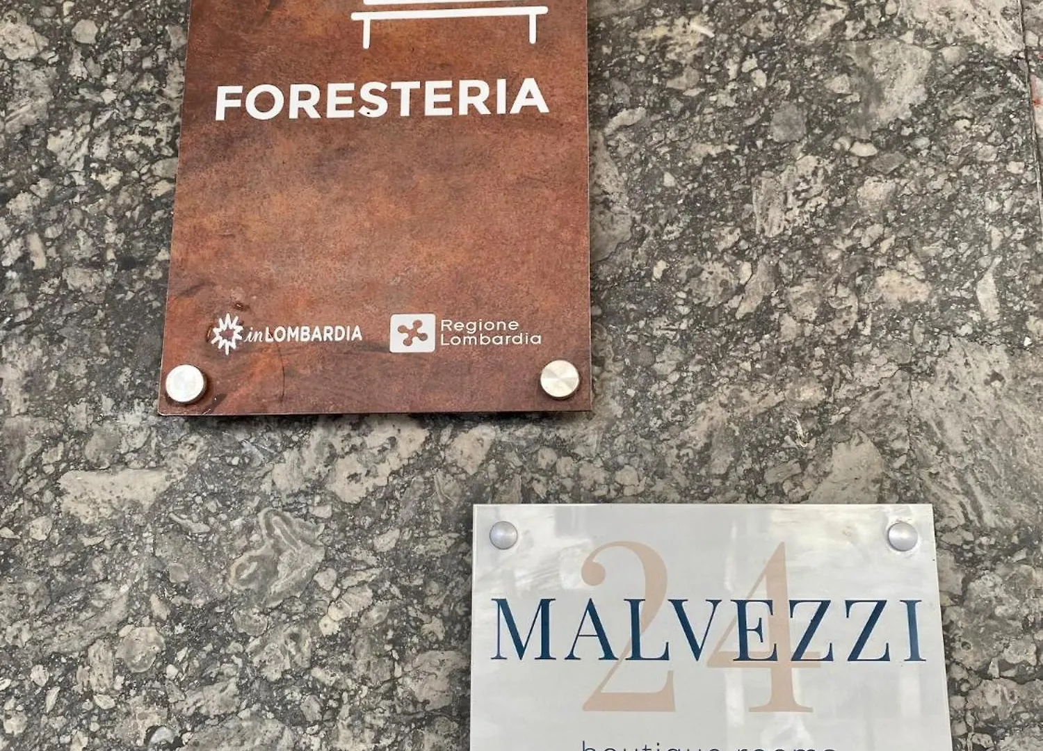 Malvezzi24 Boutique Rooms Desenzano del Garda Maison d'hôtes