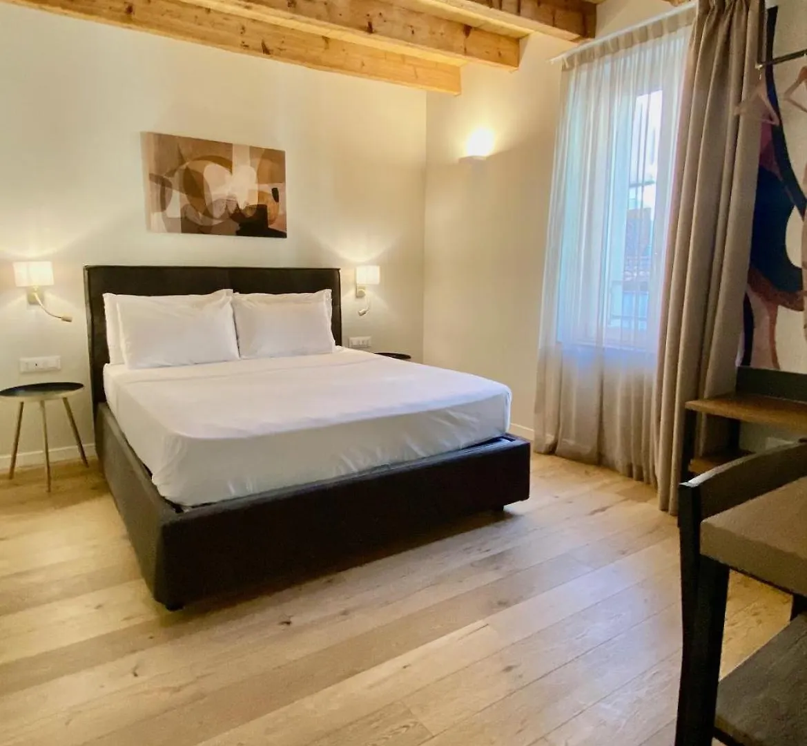 Malvezzi24 Boutique Rooms Desenzano del Garda Italie